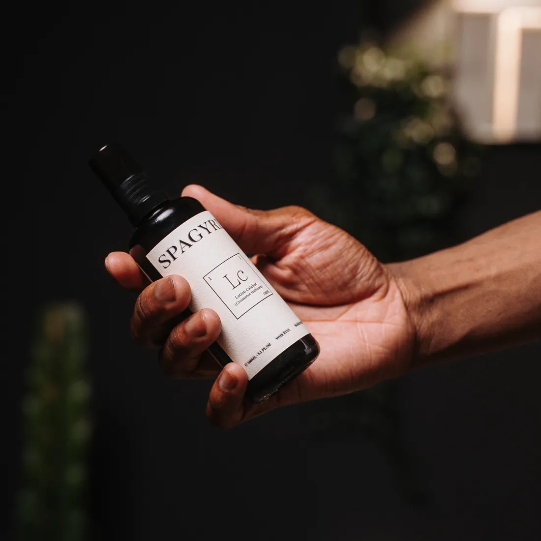Main masculine tenant la Lotion Catalyst Spagyrie Lab – soin capillaire naturel anti-chute et stimulateur de croissance pour homme.