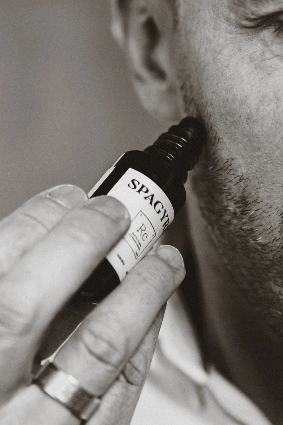 Application ciblée du Roll-On Cursus Spagyrie Lab sur la barbe, soin stimulateur de croissance 100 % naturel.