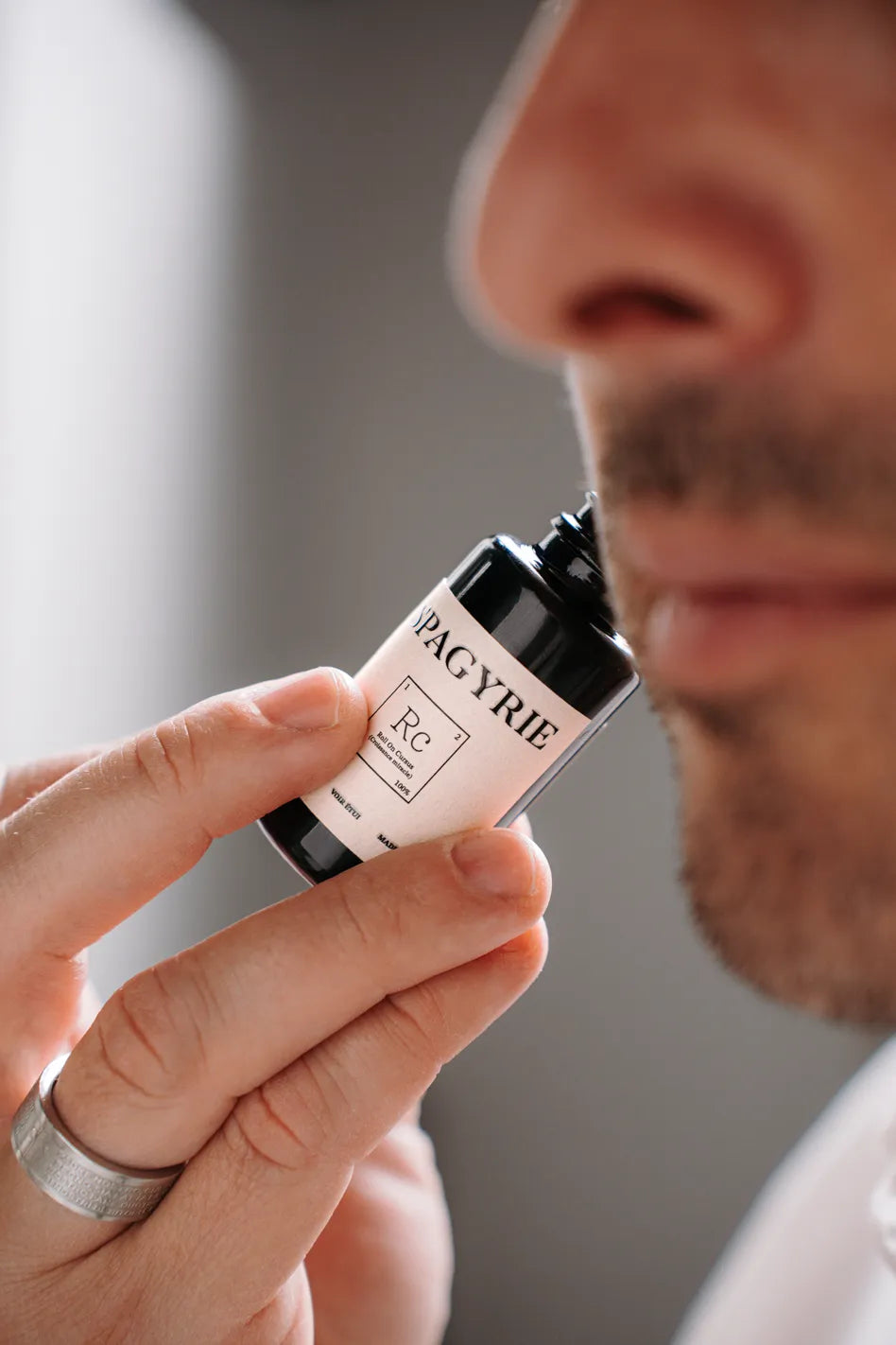 Geste d’application d’une huile barbe Spagyrie sur le visage d’un homme, soin nourrissant pour renforcer et densifier la barbe naturellement