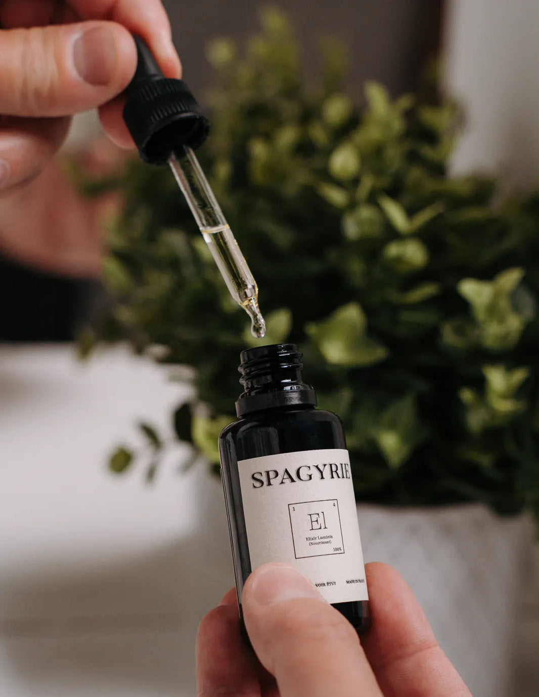 Geste d’application de l’Elixir Luminis Nourrissant de Spagyrie, soin naturel enrichi pour stimuler la pousse rapide et hydrater la barbe en profondeur