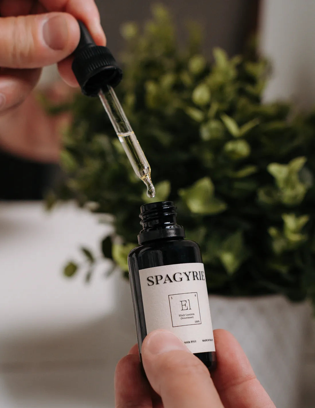 Geste d’application de l’Elixir Luminis Nourrissant de Spagyrie, soin naturel enrichi pour stimuler la pousse rapide et hydrater la barbe en profondeur
