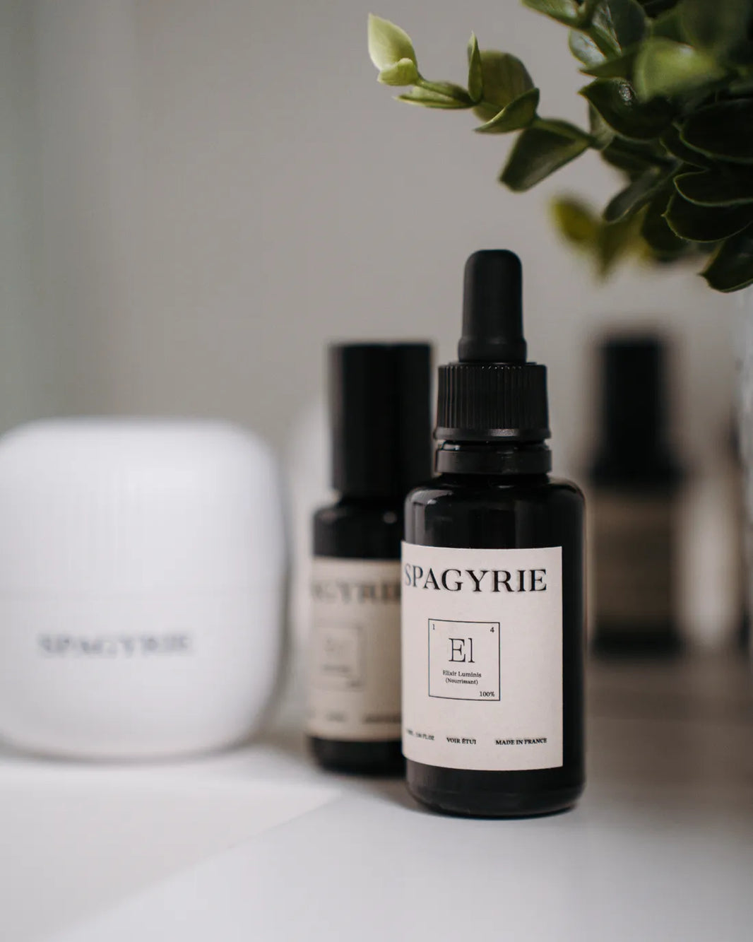 Gamme complète Spagyrie Lab – soins capillaires naturels pour homme : shampoing, lotion, huile et roll-on pour stimuler la repousse et freiner la chute.