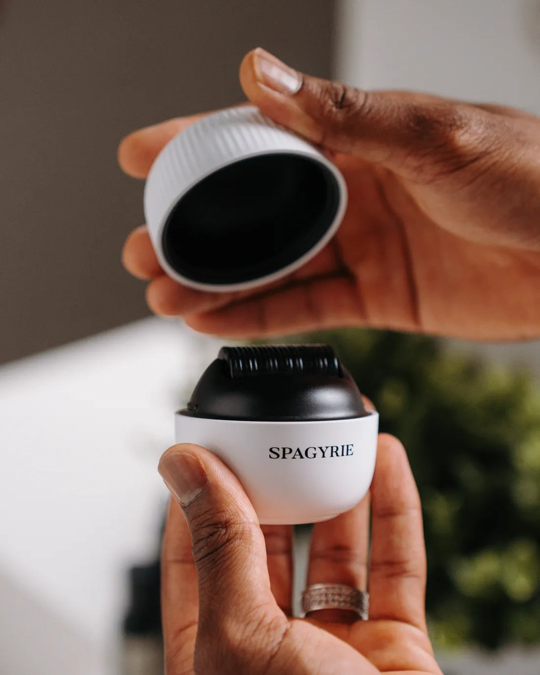 Gros plan sur un dermaroller Spagyrie tenu en main, outil de stimulation pour accélérer la pousse des cheveux et de la barbe dans une routine capillaire