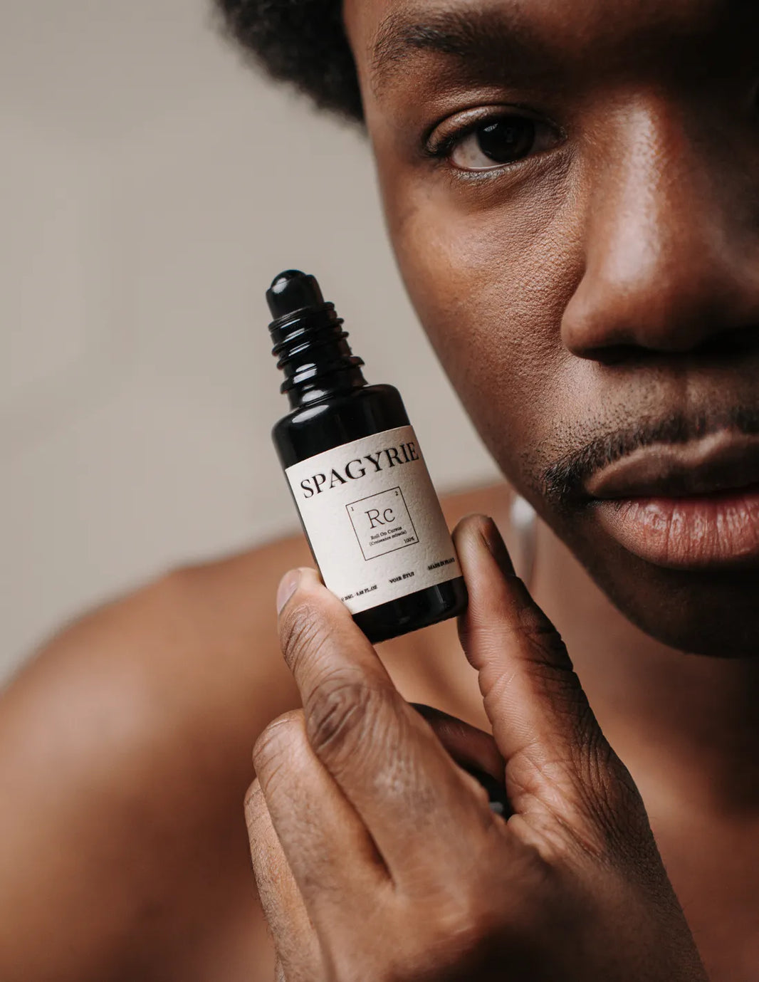 Application du Roll-On Cursus Spagyrie Lab avec Dermaroller – soin capillaire et barbe pour homme, stimule la pousse et renforce les racines naturellement.