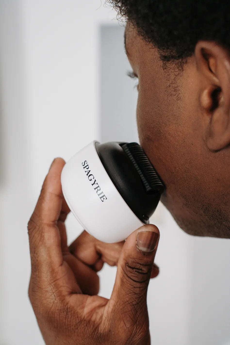 Homme utilisant le Dermaroller Spagyrie Lab sur la barbe pour stimuler la repousse et activer la microcirculation.