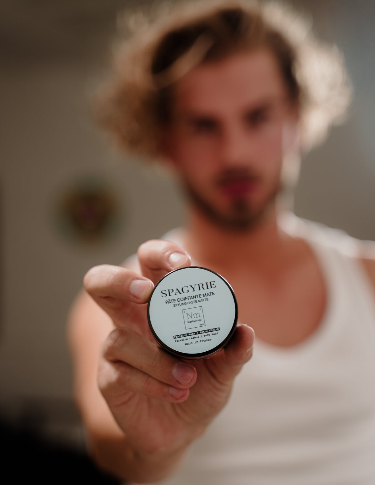 Cheveux texturés et volumineux avec le spray Salis Volumen